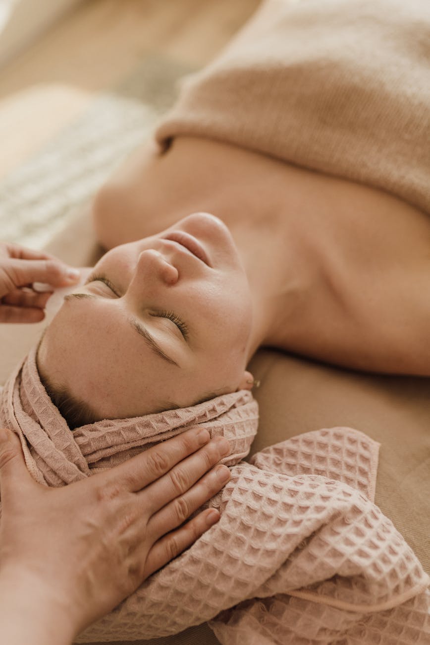 Femme allongée recevant un soin enveloppé doux