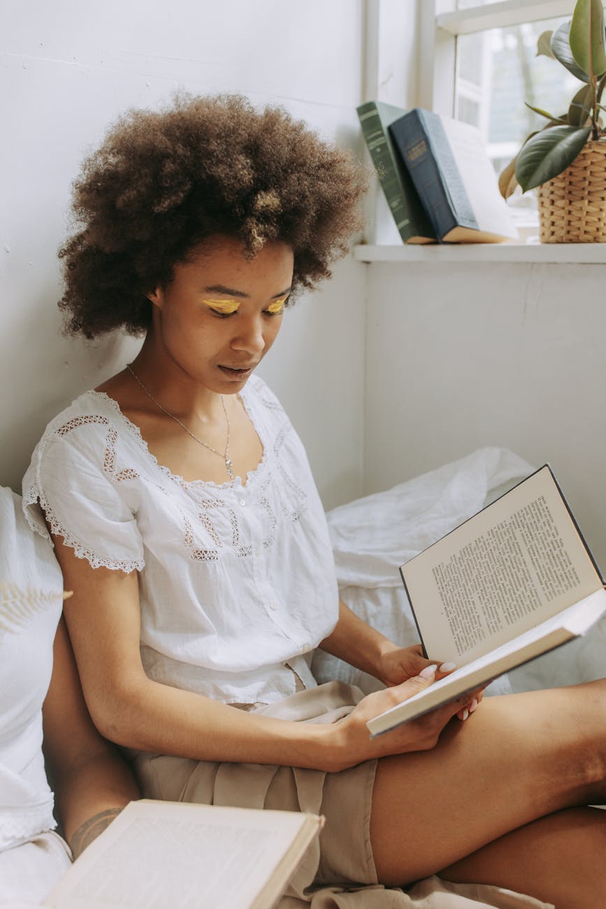 Jeune femme lisant un livre dans une atmosphère douce et lumineuse